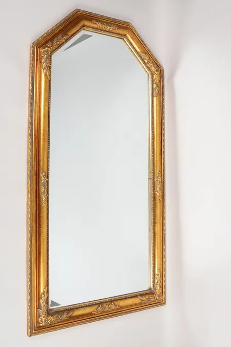 Spegel, 1900-tal, fasetterat glas, med dekor av rosor, guldfärgad ram, höjd 102cm, bredd 51cm Vikt: 1 g Specialfrakt, kontakta pantbankskontoret för mer information.