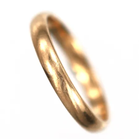 Ring, slät, stl: 21¼, bredd: 3,5mm, Schalins, gravyr, 18K guld. Vikt: 5 g