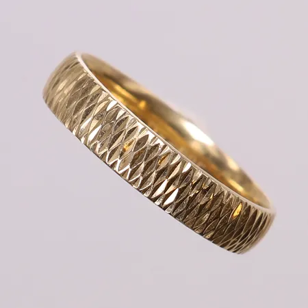 Ring med räfflad dekor, stl 21¾, bredd 5mm, ihålig. 14K Vikt: 3,1 g