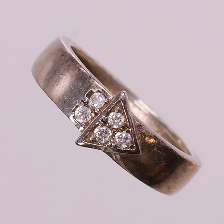 Ring med vita stenar, stl 17½, bredd 4,5-7,5mm, något skev. 925/1000 silver  Vikt: 3,8 g