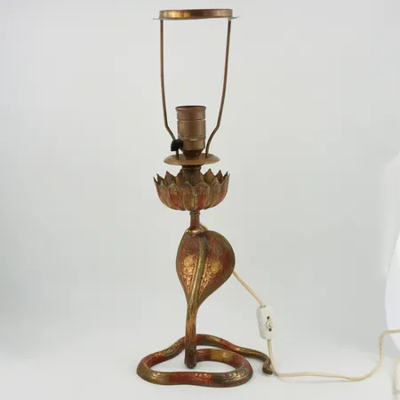 Bordslampa "Cobra", mönstrad mässing, 1900 tal, ej funktionstestad, höjd ca 50 cm. Skickas med postpaket.