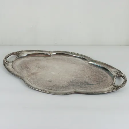 Serveringsbricka, Jugend ca år 1900, stämplad W, bruksslitage/repor, vitmetall, längd 73 cm, bredd 44 cm. Vikt: 0 g Skickas med postpaket.