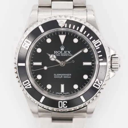 Herrur Rolex Oyster Perpetual Submariner No Date, stål, automatisk, ref-nr:14060M, serie-nr:Z639506, kaliber:3130, verk-nr:3 1158911, boett-nr:2160, Ø40mm, 11st länkar monterade, repor på länk samt boett, box trasig, saknar kudde, certifikat och kvitto något gulnad Nymans Ur Västerås 2007.