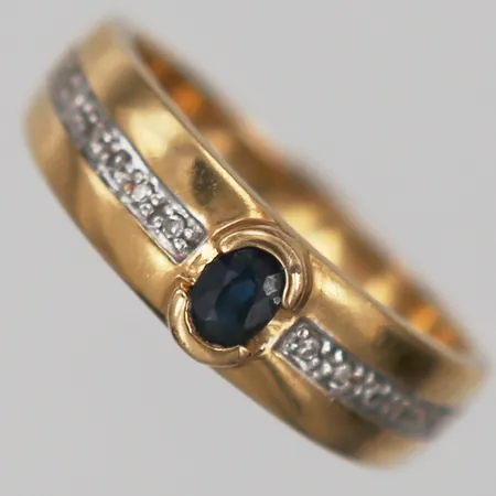 Ring med safir samt åttkantsslipade diamanter, 14 x ca 0,005ct, stl: 17, 18K guld Vikt: 3 g