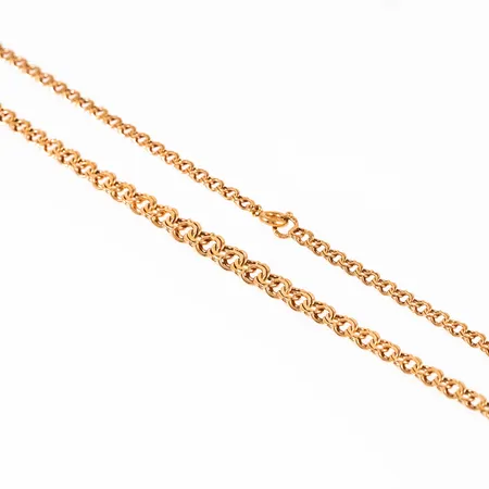 Collier bismarck i 18K guld. Den är 46 cm lång, 3,3 - 5,8 mm bred och väger 11,1g. Springring. Kattfot.