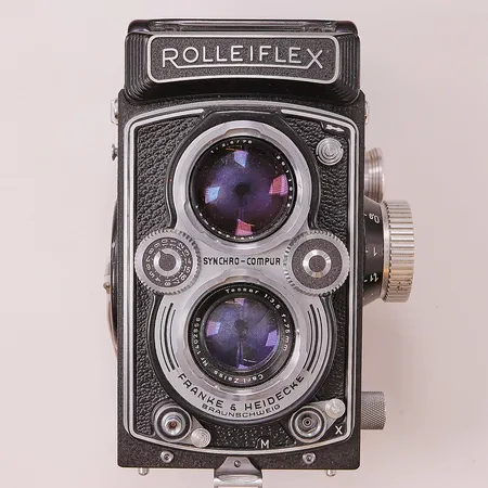 Kamera Rolleiflex 3,5B, Carl Zeiss Tessar 1:3,5/75mm, #4702856, Heidosmat 1:2,8/75, #2011028, Franke & Heidecke, Synchro-Compur, serienr:1480665, bildmått 6x6cm. Vikt: 0 g Skickas med postpaket.