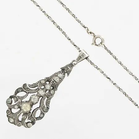 Collier med vita stenar, 60cm, hänget: 48mm, bredd: 18mm, år 1944, Erlandsson, Kristianstad, silver  Vikt: 8,9 g