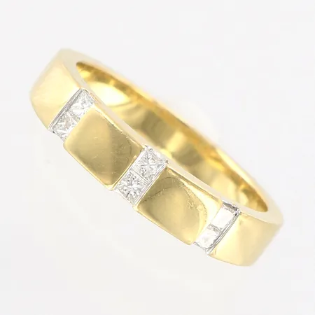 Ring, stl 18, bredd 3-4mm, 6st prinsesslipade diamanter, ca 0,28ctv, 18K Vikt: 5,5 g