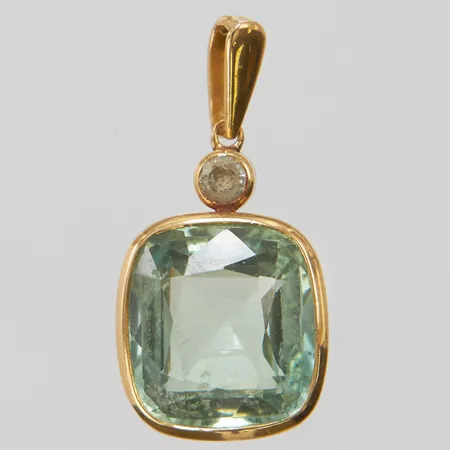 Hänge med grön syntetisk safir, ca 6,00ct samt vit sten, mått 24 x 11mm, tillverkad i Stockholm år 1939, otydlig mästarstämpel, 18K. Vikt: 2,7 g
