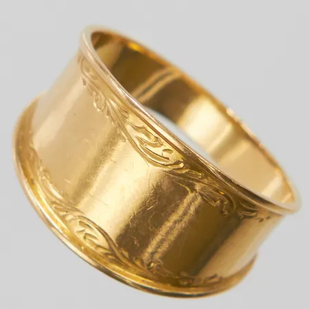 Ring, Ø16, bredd:3,2-10,5mm, 18K. Vikt: 2,1 g