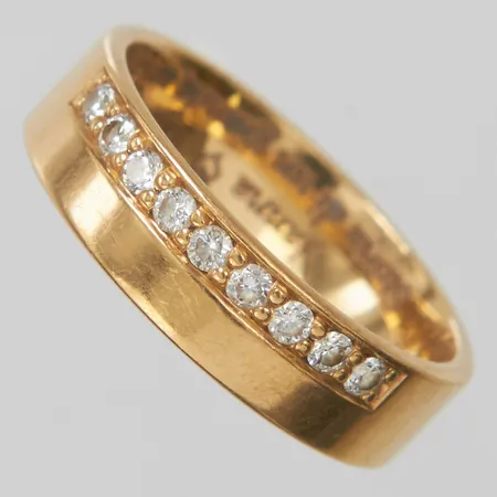 Ring, allians, briljantslipade diamanter 9x0,02ct, totalt 0,18ctv enligt gravyr, Ø16¼, bredd:5mm, Schalins, personlig gravyr, 18K. Vikt: 5 g