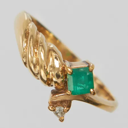 Ring med smaragd samt briljantslipad diamant ca0,02ct, Ø17, bredd:2-8,5mm, 18K. Vikt: 3 g