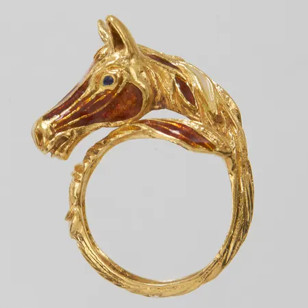 Ring, häst med emalj, Ø16½, bredd:2,5-10mm, höjd:14mm, 18K. Vikt: 10,6 g