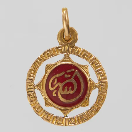 Hänge med röd emalj, 20x14mm, 18K. Vikt: 1,1 g