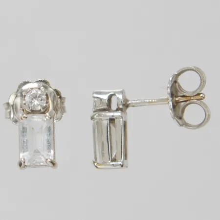 Ett par örhängen med vita stenar, ca9,5x4,5mm, vitguld, 18K. Vikt: 2,5 g
