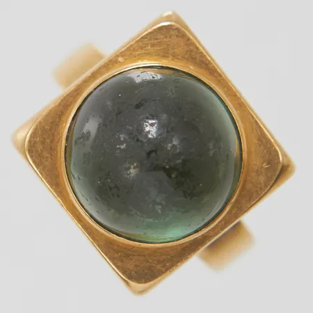 Ring, sockertoppslipad grön syntetisk spinell, Ø17¼, bredd:2,5-14,5mm, höjd:18mm, S.Ljungström, Stockholm 1963, stenen är naggad, 18K. Vikt: 10,2 g