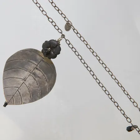 Collier, löv med fasetterad onyx, Lotta Djossou Paris, oädel metall. Vikt: 0 g