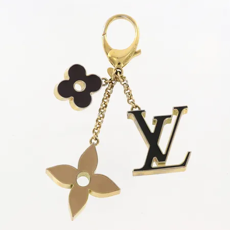 Väsksmycke med tre hängande berlocker, Louis Vuitton Fleur De Monogram Bag Charm, ref: M67119, Märkt "LOUIS VUITTON PARIS MADE IN ITALY",135mm, vecka 2 år 2015, guldfärgad metall, bruksrepor/slitage, dustbag ej original, inga övriga tillbehör, 