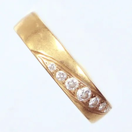 Ring diamanter 2x0,01ct, 2x0,03ct, 2x0,04ct, 1x0,05ct, gravyr, Ø17, bredd 4,5mm, 18k  Vikt: 6,3 g