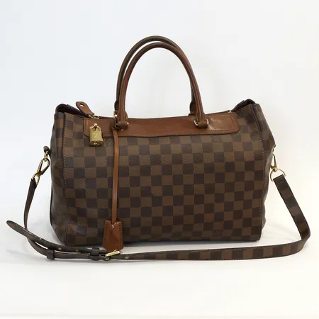 Väska Louis Vuitton Greenwich Damier Ebene Canvas, ca 33x23x18cm, Datecode: MI4104, vecka 40, 2014, invändigt fyra fack varav två med blixlås, fodrad med vinröd mocka, nyckelhållare, guldfärgade beslag, stämpelmärkt "Louis Vuitton Paris, made in france", lås och nycklar, axelrem, inga övriga tillbehör, slitna beslag, smärre bruksfläckar/repor,  Vikt: 0 g