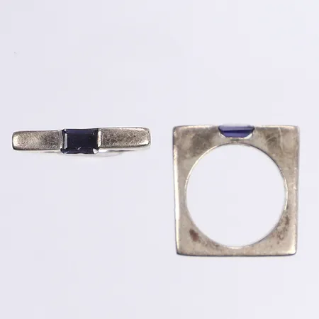 Ringar med blå stenar, stl 16¾-17¼, bredd 3mm, 925/1000 silver Vikt: 15,8 g