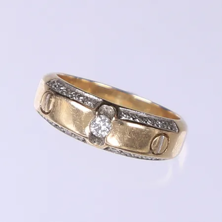 Ring med vit sten, stl 16¾, bredd 4-6mm, 18K Vikt: 5,3 g
