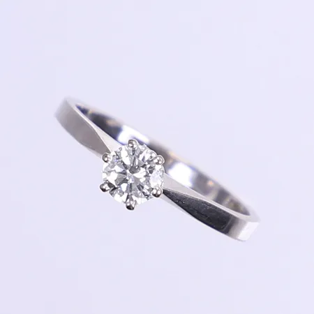 Ring med diamant, 0,50ct enligt gravyr, W/VS, stl 18¾, bredd 2mm, höjd från skena 7mm, vitguld, 18K Vikt: 3,1 g