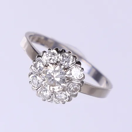 Ring med diamanter, ca tot 0,90ct, W/VS, stl 19, bredd 2mm, höjd från skena 8mm, vitguld, 18K Vikt: 4,4 g