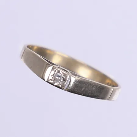 Ring med vit sten, stl 16½, bredd 2mm, vitguld, 18K  Vikt: 1,6 g