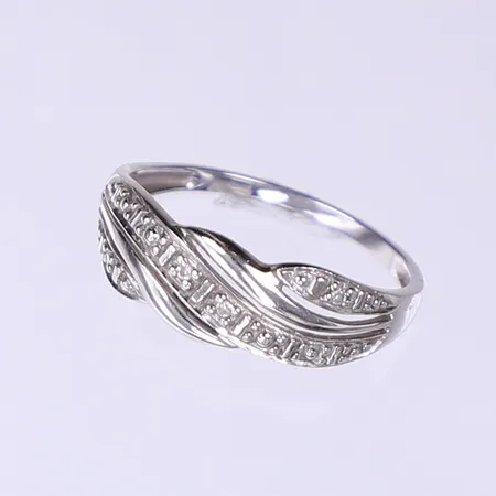Ring med vita stenar, stl 17½, bredd 1,5-6,5mm, vitguld, 18K Vikt: 2,2 g