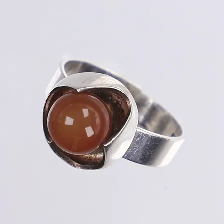 Ring med opak orangea sten, stl 17½, bredd 4-12mm, klippt skena, 830/1000 silver, bruttovikt 4,5 g Vikt: 4,5 g