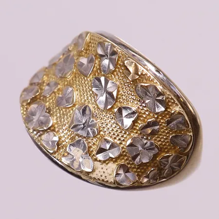 Ring tvåfärgad med hjärtdekor, stl 18, bredd 2,5-16,5mm, i behov av rodiering. 14K Vikt: 5,8 g