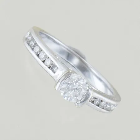 Ring med diamanter 0,75ct enligt gravyr GHA Wesseltton Si, Ø 17 mm, 18K Vikt: 3,8 g