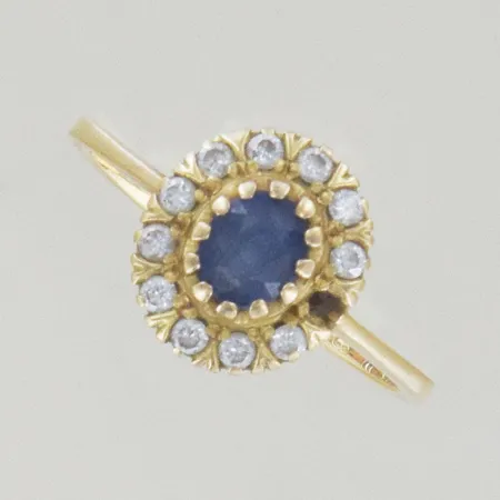 Ring med 10 diamanter 0,05 ct och en safir, Ø 16½ mm, diamant /klo saknas, 18K  Vikt: 2,6 g