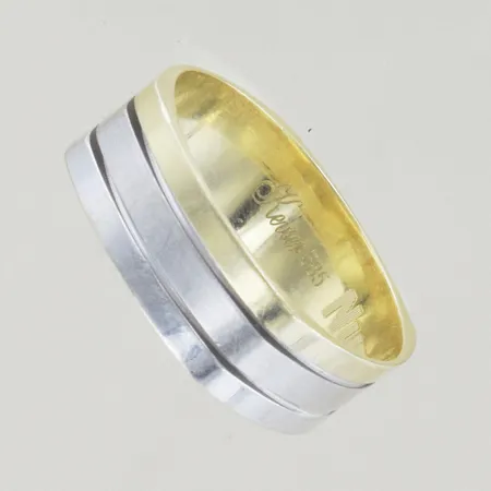 Ring, Ø 20½ mm, bredd 7,3 mm, graverad, 14K Vikt: 5,4 g