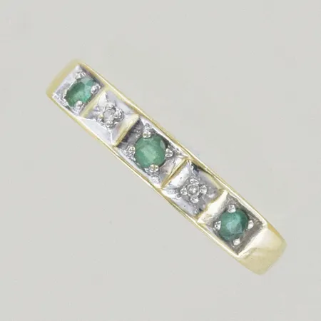 Ring med briljanter/smaragder, Ø 17 mm, bredd 3,5 mm, 18K Vikt: 1,9 g