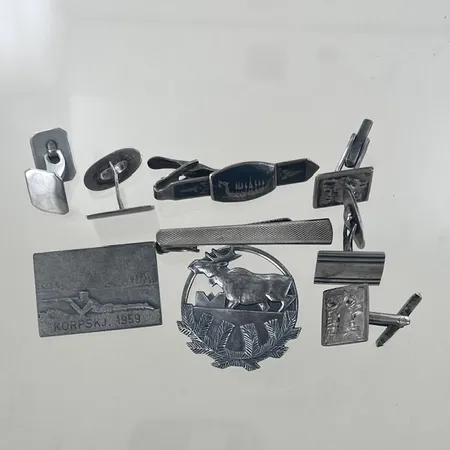 Manschettknappar/brosch silver, 39,2 gr + slipsklämma/medalj ej silver, 20,1 gr Vikt: 0 g