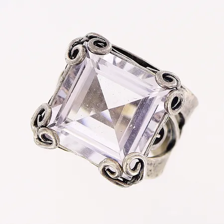 Ring stl 16½, bredd 5,5-14mm, svagt rosa sten 15x15mm, PZ, Israel, silver 925/1000. Vikt: 8,4 g