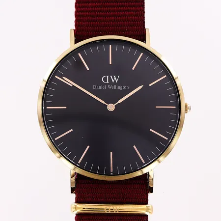 Herrur Daniel Wellington, stål/gulmetall, quartz, Ø40mm, svart urtavla, serie nr 01150384613, vinrött tygband med törnlås i gulmetall, 25cm, inga tillbehör.