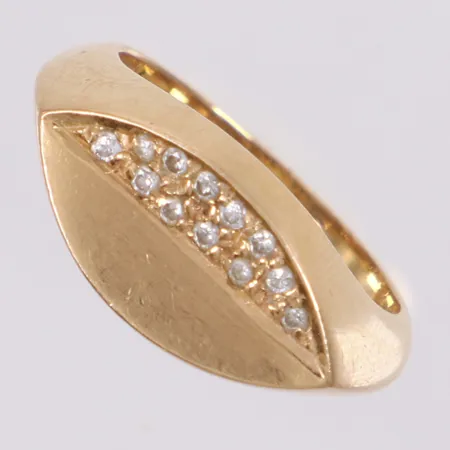 Ring med diamanter 12xca0,01ct, stl 17, bredd 3-9mm, år 1996, 18K guld. FINNS FÖR VISNING PÅ PANTBANKEN ÖSTERMALM Vikt: 7,4 g
