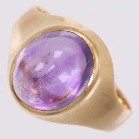 Ring med ametist, stl 19¼, bredd 3,4-14,5mm, något skev, 18K bruttovikt: 5,6g Vikt: 5,6 g