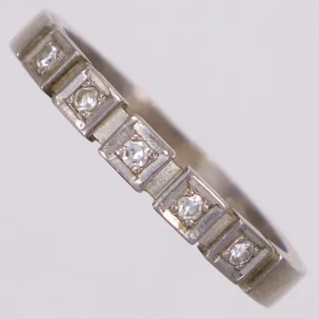 Ring med diamanter 5xca0,02ct, stl 18¼, bredd 3mm, vitguld, 18K  Vikt: 4,6 g