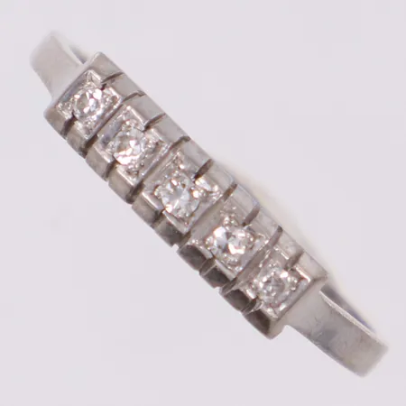 Ring med diamanter 5xca0,01ct, stl 16¼, bredd 1,3-3,6mm, vitguld, gravyr, skev, 18K  Vikt: 2,6 g