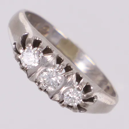 Ring med diamanter 0,29ctv enligt gravyr, stl 17½, bredd 2-5,4mm, vitguld, svag gravyr, 18K  Vikt: 4,3 g