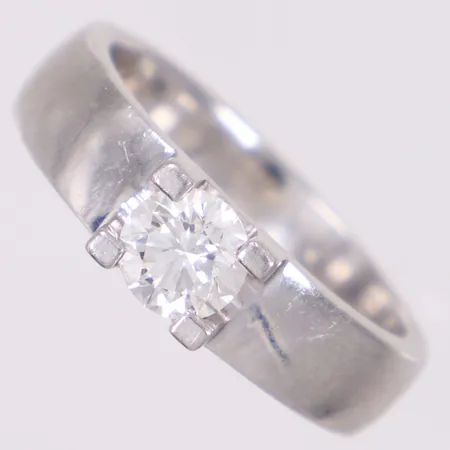 Ring med briljantslipad diamant 0,50ct enligt gravyr, Ø16, bredd: 4,4mm, GHA, 950/1000 Platina Vikt: 8,4 g