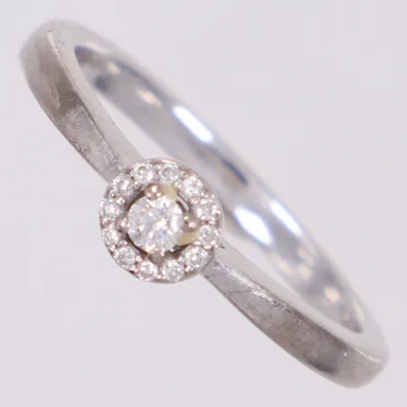 Ring med diamanter 1 x ca. 0,05 + 12 x ca. 0,005ct, Ø17, bredd: 2mm, GHA, vitguld, 18K Vikt: 3,4 g