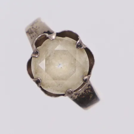 Ring, vit sten (nagg) Ø16¾, bredd: 3,2-11,3mm, 925/1000 silver Vikt: 2,8 g