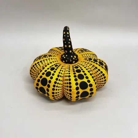 Yayoi Kusama, efter, "Soft Sculpture Pumpkin", Lammfromm, stoppad nylon, etikettmärkt "Dots Obsession Lammfromm / Sun Arrow Made in China Yayoi Kusama ©2004 Yayoi Kusama", diameter ca ca 25 cm, höjd ca 17 cm.