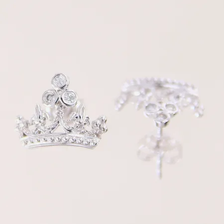 Ett par örhängen tiaror, diamanter 6 x ca 0,01ct, 9,5x12mm, GHA, vitguld  18K Vikt: 1,9 g