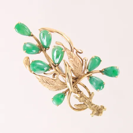 Brosch med jadeiter, mått 53x32mm, 14K guld.  FINNS FÖR VISNING PÅ PANTBANKEN ÖSTERMALM. Vikt: 8,3 g